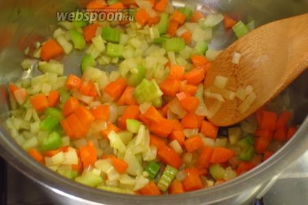 Добавить морковь и готовить 3 минуты.