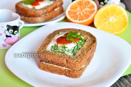 Фото рецепта Бутерброд с яйцом и сметанно-грибным соусом
