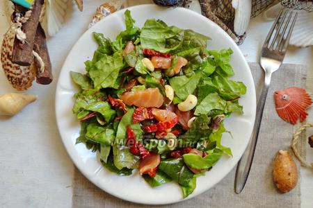 Фото рецепта Салат с вялеными помидорами и орехами кешью 