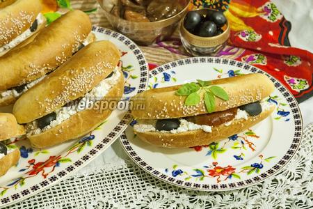 Фото рецепта Сэндвич с козьим творогом, вялеными томатами и оливками