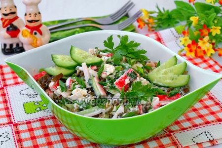 Фото рецепта Салат с морской капустой, крабовыми палочками и зелёным горошком