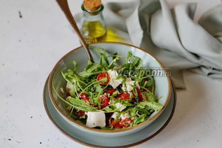 Фото рецепта Салат с рукколой и брынзой с вялеными помидорами