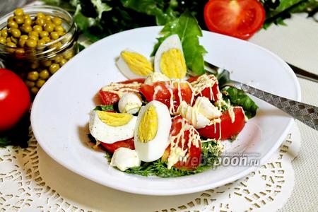 Фото рецепта Салат из одуванчиков с помидорами и моцареллой
