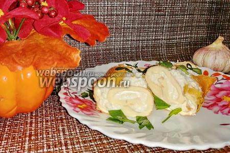Фото рецепта Яичный рулет с творожно-сырной начинкой и чесноком