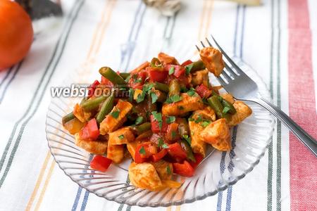 Фото рецепта Куриное филе с овощами в томатном соусе