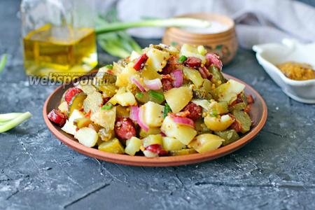 Фото рецепта Тёплый салат с молодым картофелем, беконом и колбасками