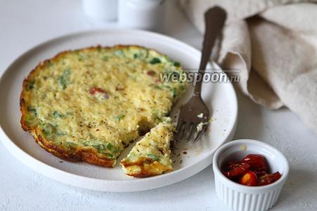 Фото рецепта Омлет с вялеными помидорами, зелёным луком и сыром