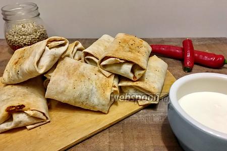 Фото рецепта Острые конвертики из лаваша с курицей, сыром и томатной пастой