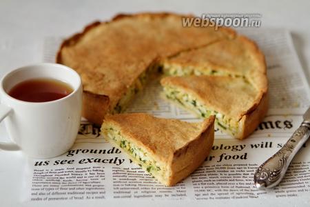 Фото рецепта Пирог из сдобного теста с зелёным луком и яйцом