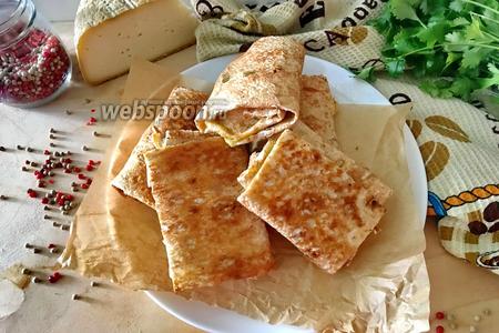 Фото рецепта Лаваш с кинзой и сыром на сковороде