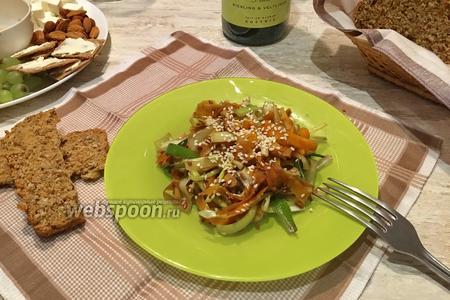 Фото рецепта Салат с жареной морковью и луком-пореем