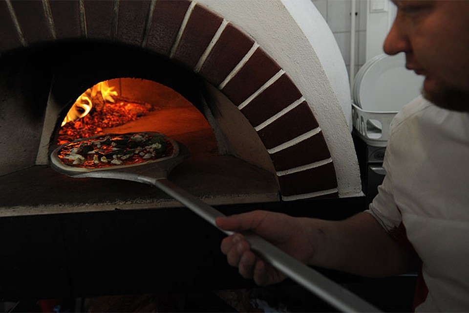 Сама пицца готовится за три минуты: раскатать тесто, положил томатную пасту, печётся она 60-90 секунд. Фото: Олег ЗОЛОТО