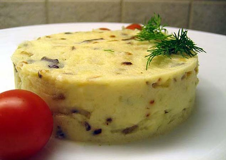 В картофельное пюре можно добавить даже лук и сыр 