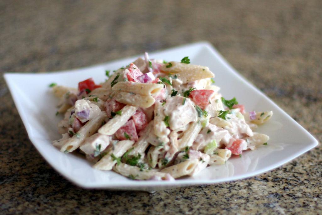 итальянский салат с макаронами и ветчиной