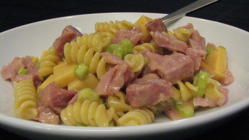 салат из макарон с ветчиной и сыром