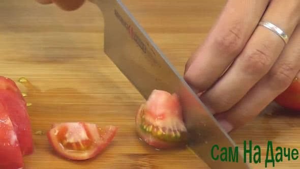 порежьте помидоры