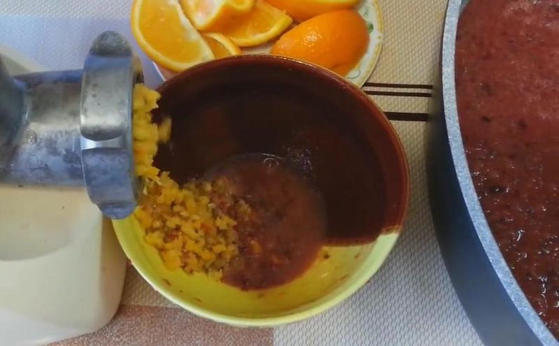 пропустите апельсины через мясорубку