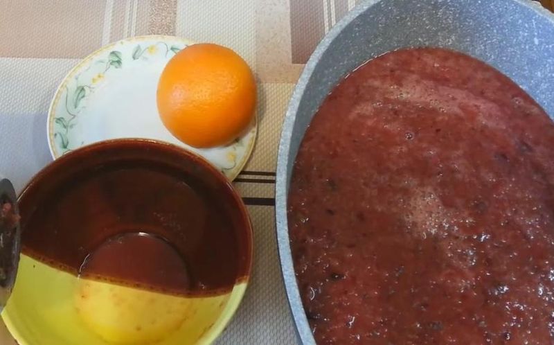 пропустите крыжовник через мясорубку