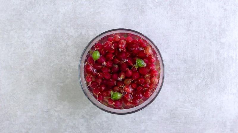 промойте ягоды водой