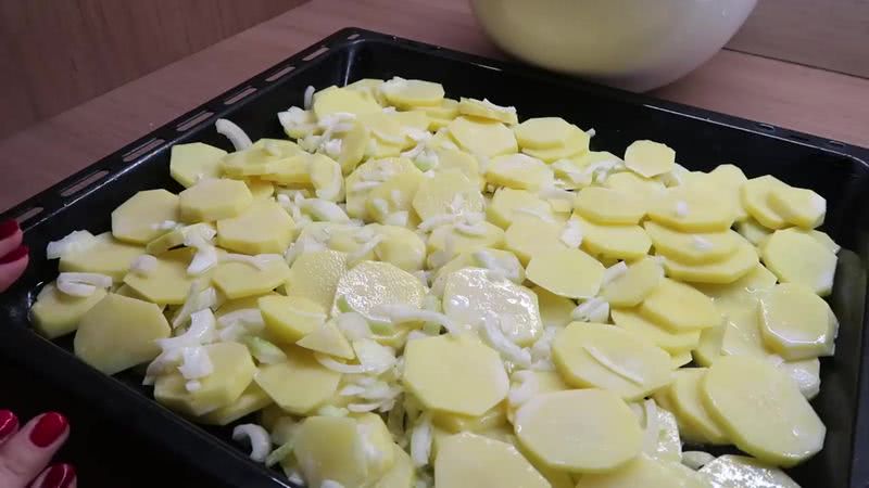 слой картофеля