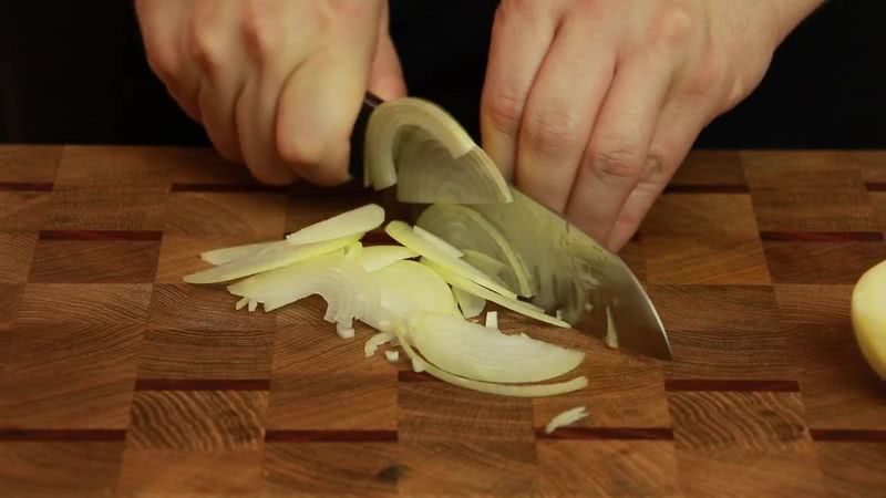 лук нарезаем полукольцами