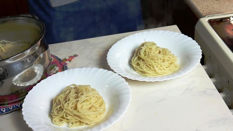 спагетти на тарелке