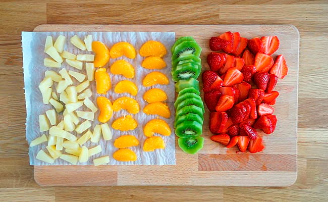 Нарезаем ягоды и фрукты