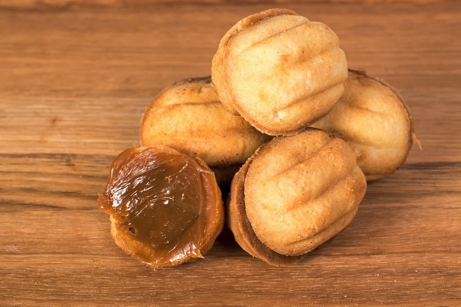 Печень орехи можно. Печенье орешки со сгущенкой. Орехи со сгущенкой. Печенье с орехами. Начинка для орешков.