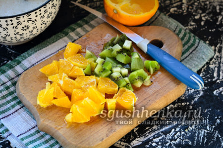 нарезать фрукты кубикам