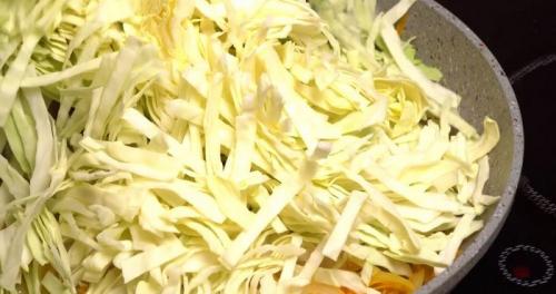 Рецепт тушеной квашеной капусты с сосисками. Несколько слов о посуде для приготовления