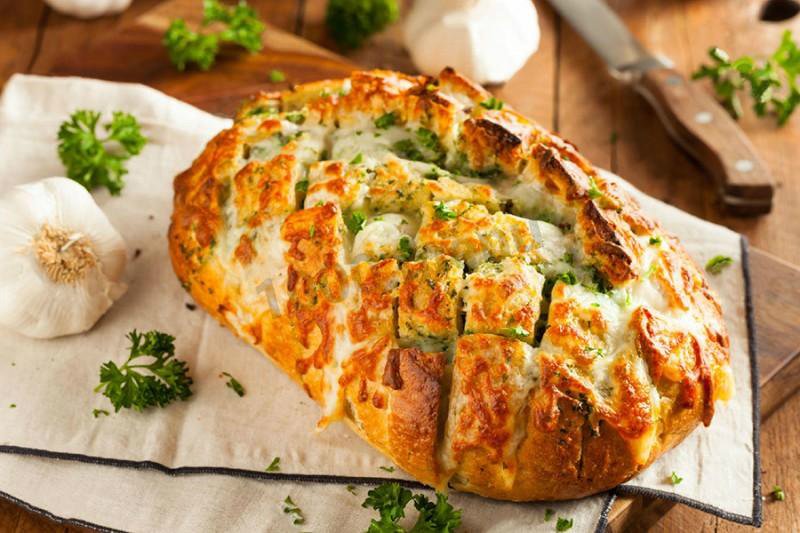запеченный хлеб с чесноком и зеленью
