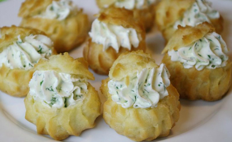 профитроли с сыром, яйцами и зеленью