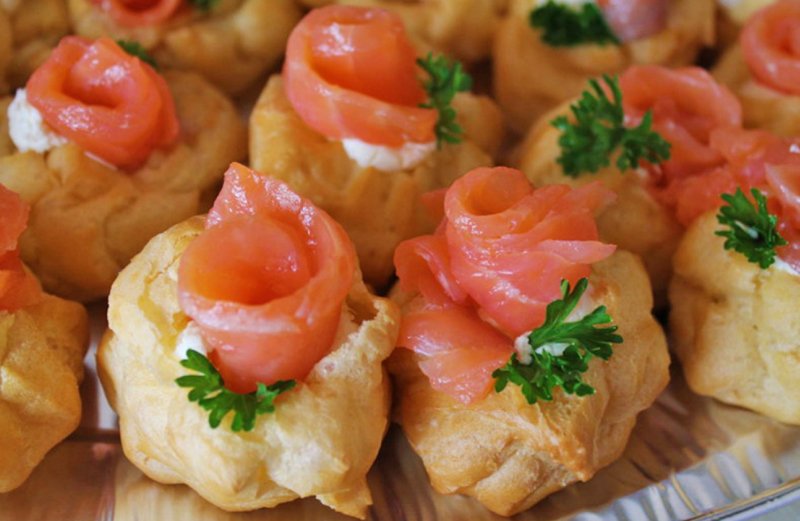 профитроли с красной рыбой и сливочным сыром