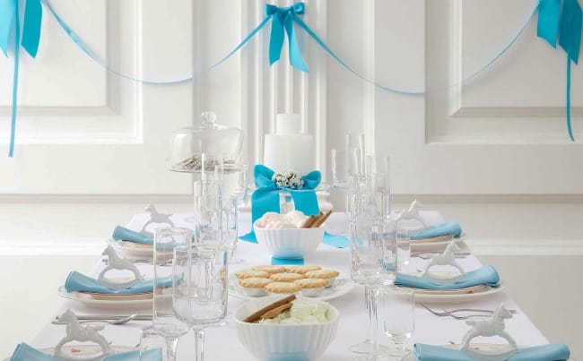 Классическая зимняя сервировка стола на день рождения предполагает использование холодных глубоких или сдержанных цветов