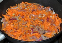Масло в сковороде разогреть на среднем огне, заложить нарезанный полукольцами лук, добавить морковь, нарезанную или крупно тертую.  Пассеровать  овощи 5-7 минут, время от времени помешивать.