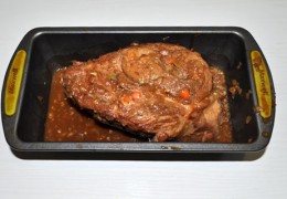 Обязательно проверить готовность: проколоть мясо (глубже середины) вилкой для мяса с двумя зубьями или палочкой. Из готового мяса выделяется прозрачный сок. Но для гарантии подержите мясо в духовке еще минут 10.