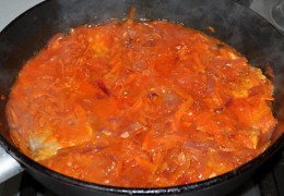 Залить соусом рыбу, приподнимая кусочки, чтобы и под них залился соус. Закипело – снизить огонь, накрыть и потушить треску 7-9 минут.