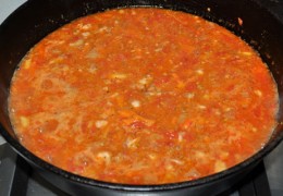 Вмешать томатную пасту, приправить перцем, сахаром, солью, Итальянскими травами (или на свой выбор), потушить без крышки 3-5 минут.