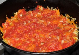 Измельчить помидоры – либо разрезать и натереть, либо надрезать, залить кипящей водой, снять шкурки, пюрировать с помощью блендера. Томатное пюре влить в сковороду.