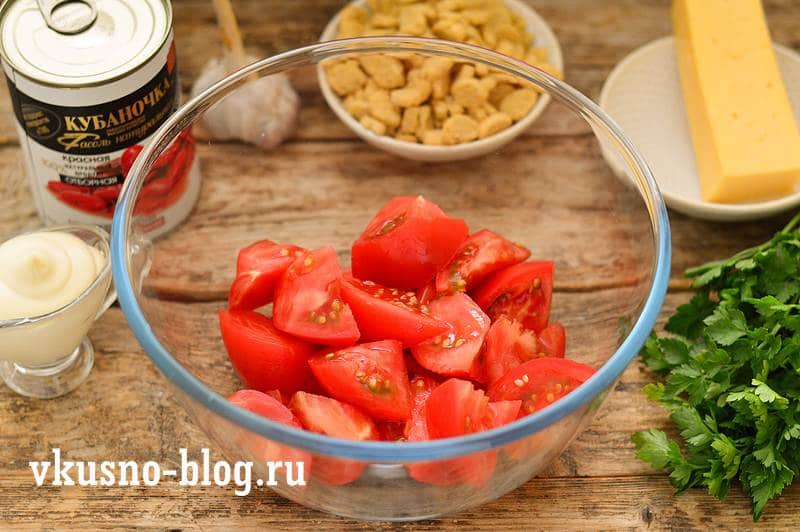 салат с сухариками и помидорами рецепт