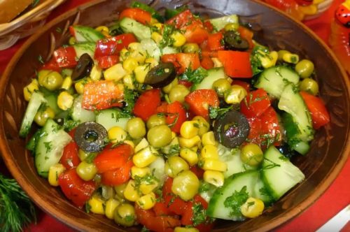 Легкий салат из свежих овощей с горошком и кукурузой