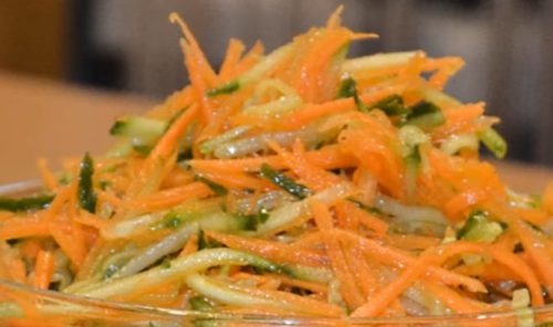 Простой рецепт салата из свежих огурца и морковки