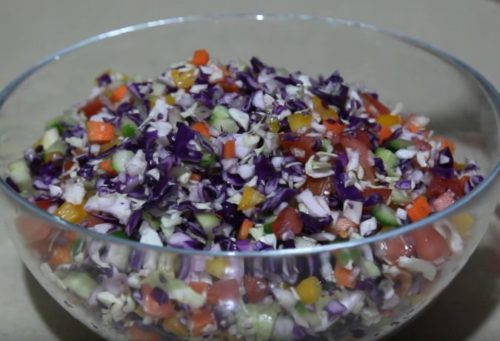 Витаминный овощной салат с капустой и сельдереем