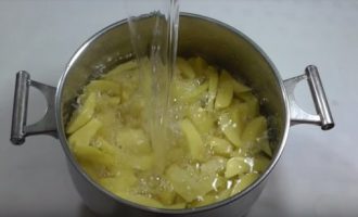 Залить картофель порезанный дольками