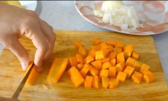 Режем кубиками морковь