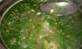 Добавляем в суп зелень и зеленый горошек