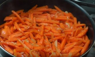 Обжариваем морковь соломкой