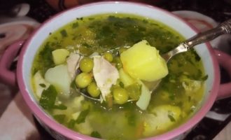 Суп с зеленым горошком и курицей