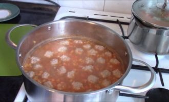 Закладываем фрикадельки в суп