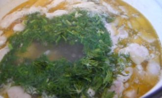 Зелень в кастрюле с супом